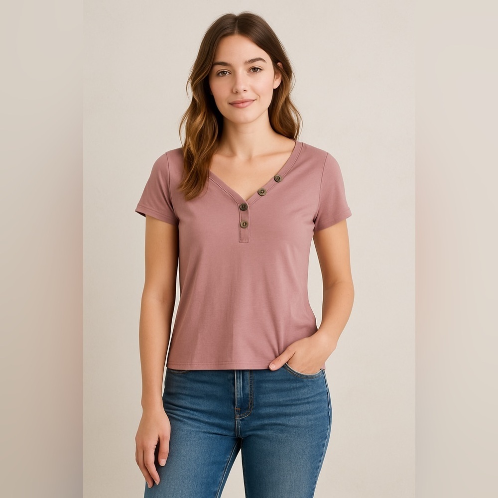 🌸 Everyday casual meets chic comfort in this Pink Rose henley top!